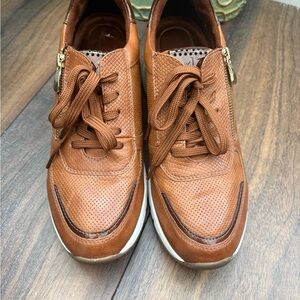 Ladies Marco Tozzi Casual Lace-Up Sneakers in Tan size 41/US 9.5